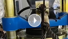 客戶自帶鋼絲繩，親自來(lái)廠家驗(yàn)收1000噸鋼絲繩壓套機(jī)